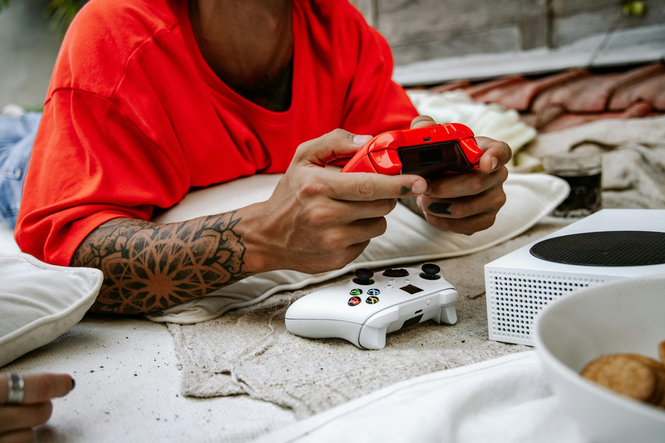 Pocket Projectors for Gaming and Streaming Outdoors