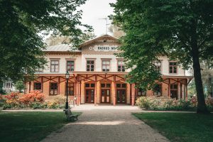 Exploring Historical Landmarks Through Heritage Vacation Packages