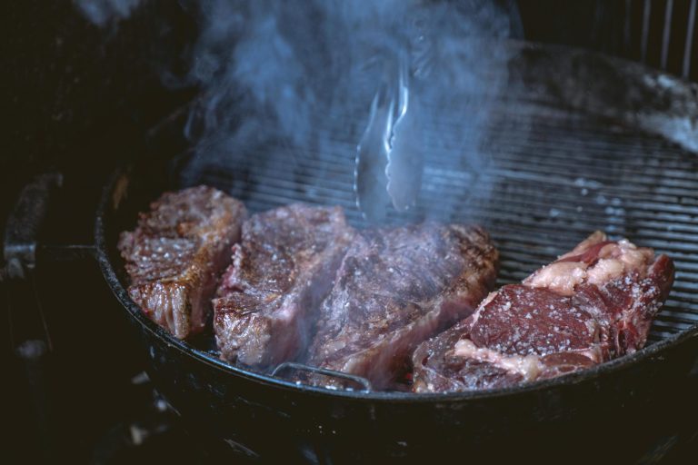 Techniques for Achieving the Perfect Grilled Steak at Home